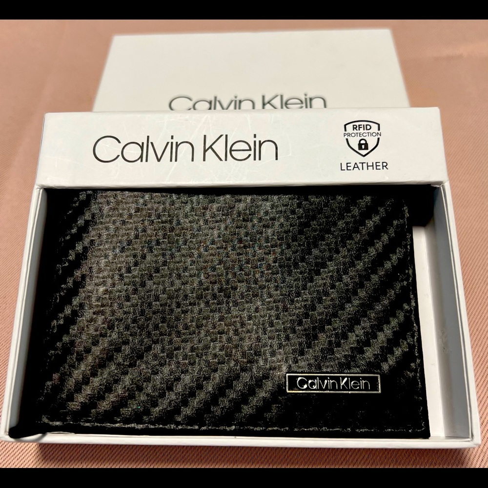 Calvin Klein, NWT leather wallet.